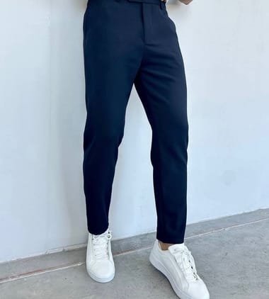Teget pantalone sa elastinom, uz bele patike
