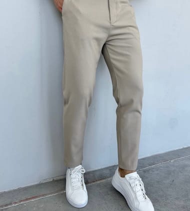 Bež pantalone sa elastinom, uz bele patike
