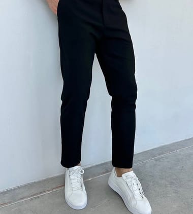 Crne pantalone sa elastinom, uz bele patike
