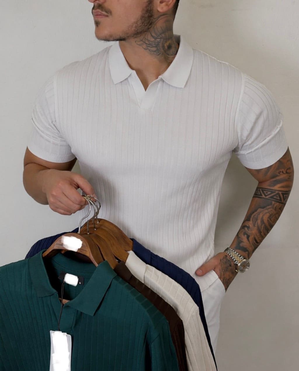 Rebrasta polo majica, slim fit, bela, na modelu