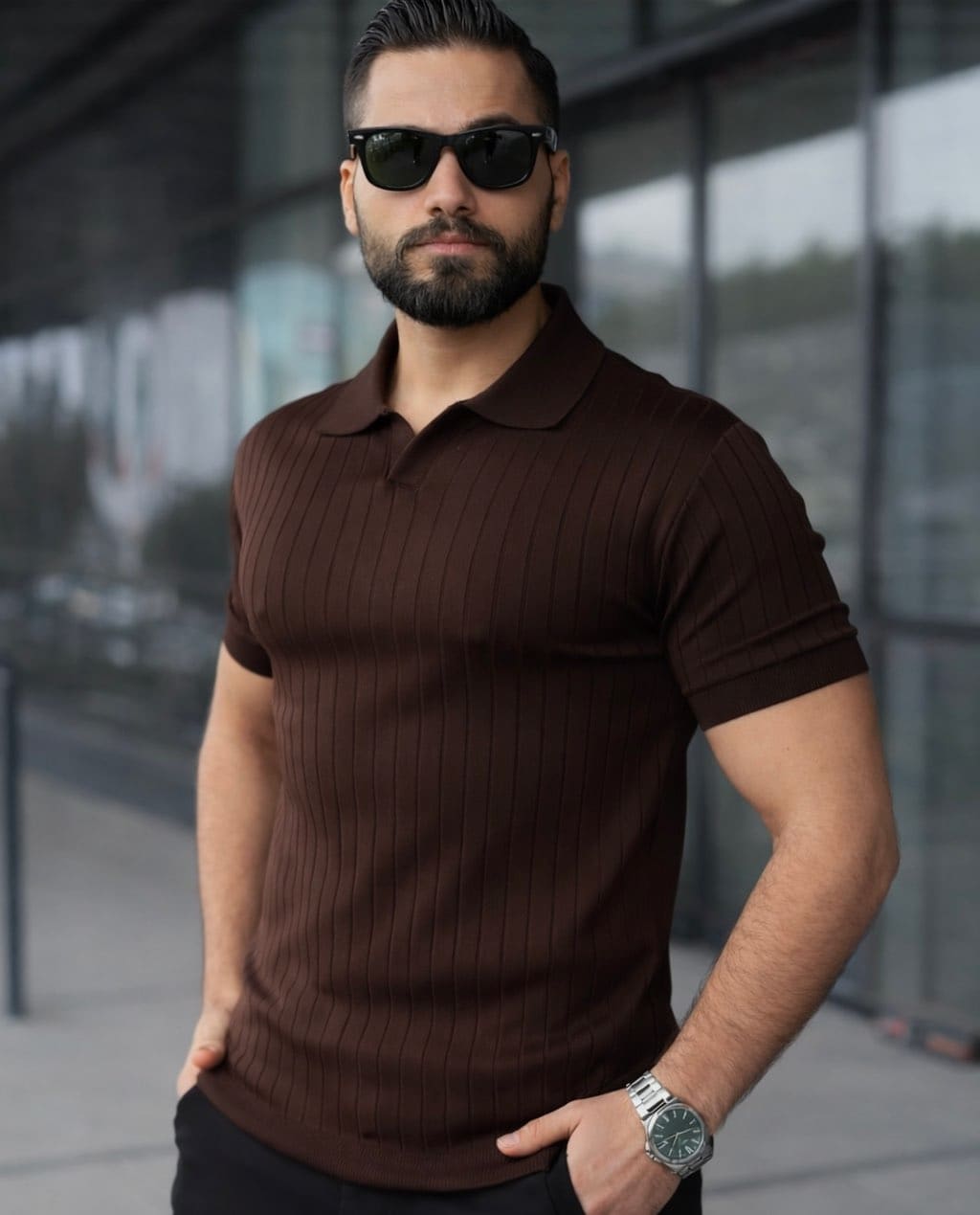 Rebrasta polo majica, slim fit, braon, na modelu