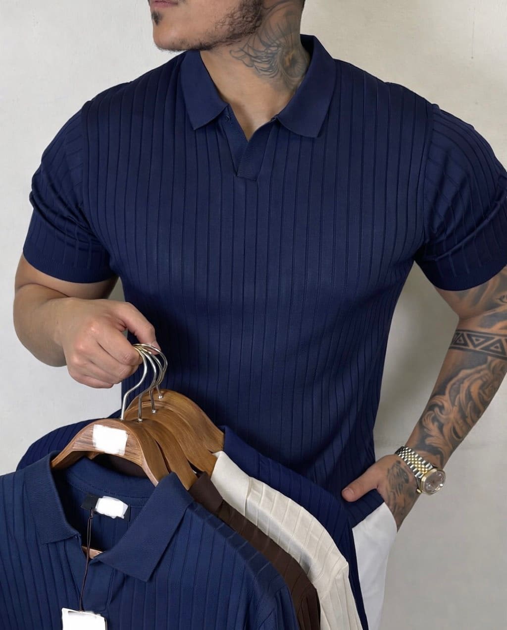 Rebrasta polo majica, slim fit, teget, na modelu