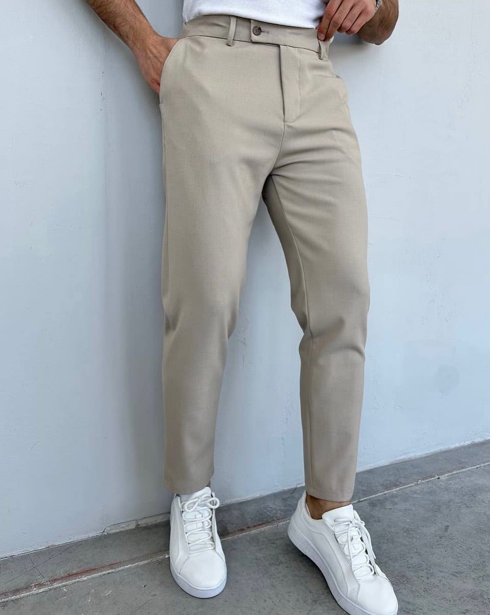 Elegantne pantalone sa elastinom, bež, na modelu