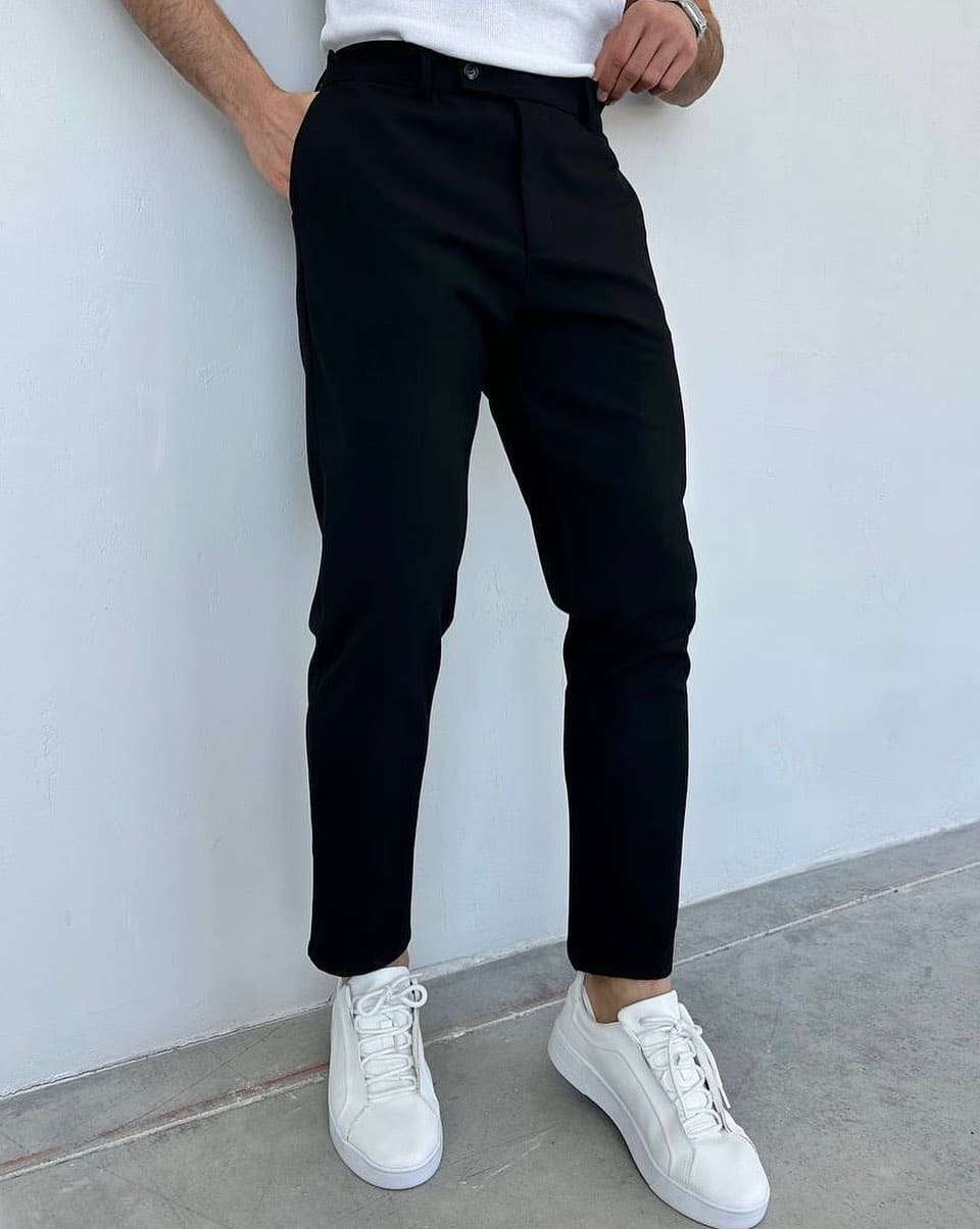 Elegantne pantalone sa elastinom, crna, na modelu
