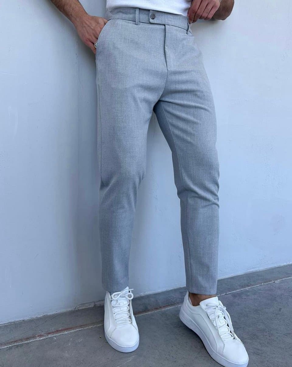 Elegantne pantalone sa elastinom, svetlosiva, na modelu