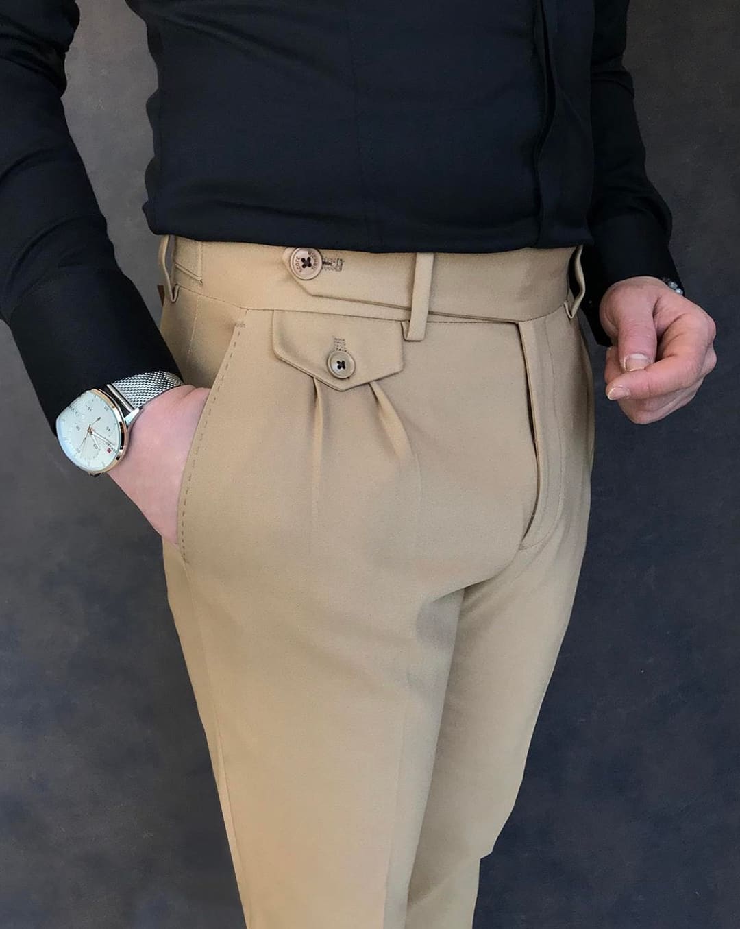 Elegantne pantalone sa faltama, bež, na modelu