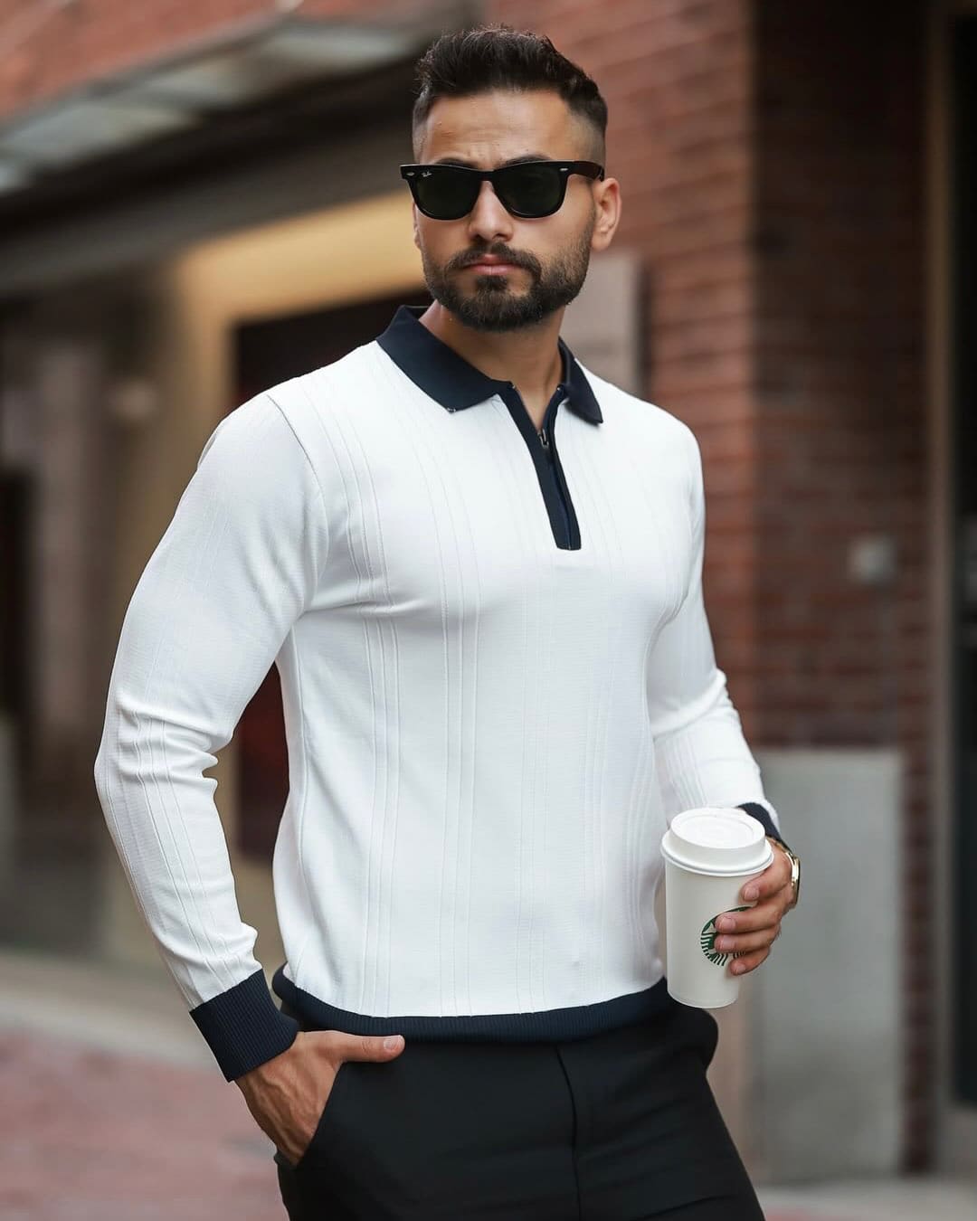 Beli sa crnom kragnom, na modelu