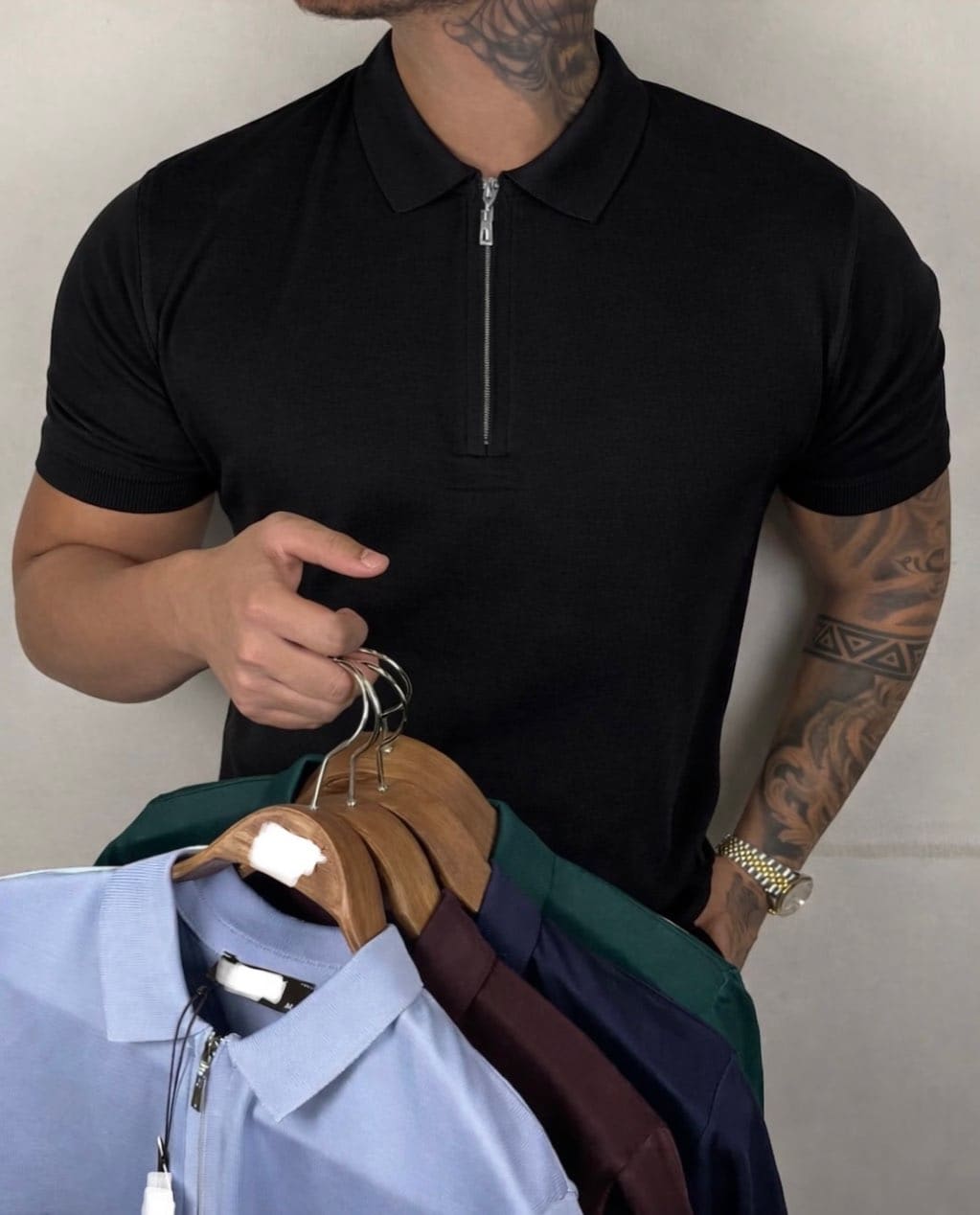 Polo majica sa rajsferšlusom, crna, na modelu
