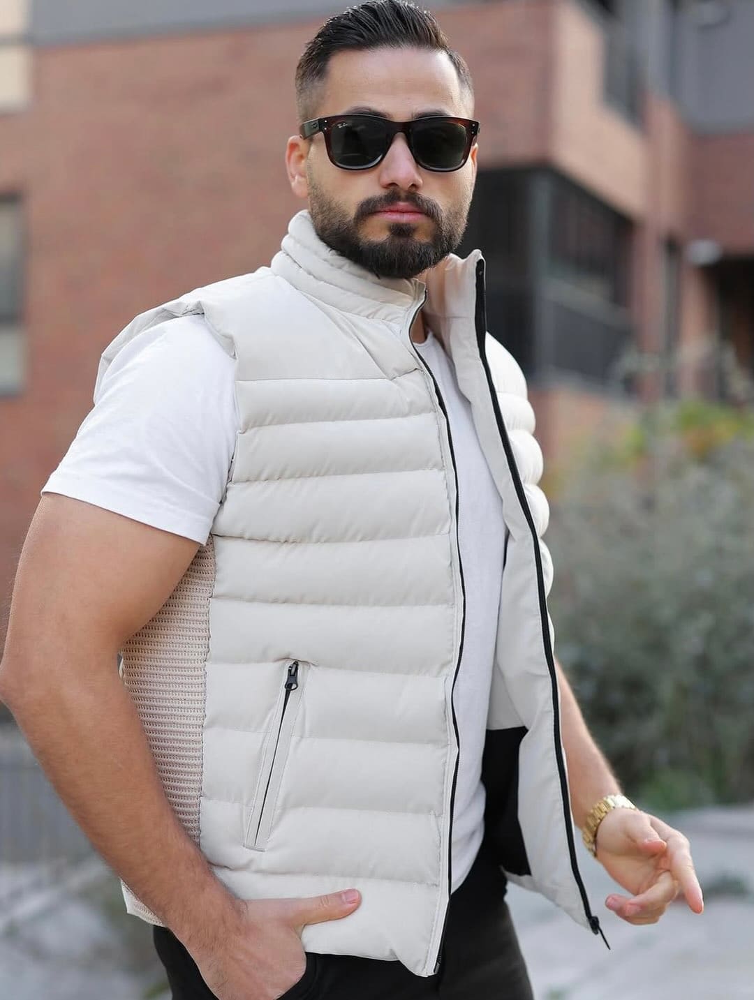Prošiveni prsluk, krem, na modelu