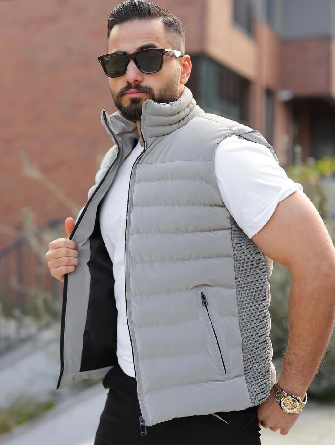 Prošiveni prsluk, siva, na modelu